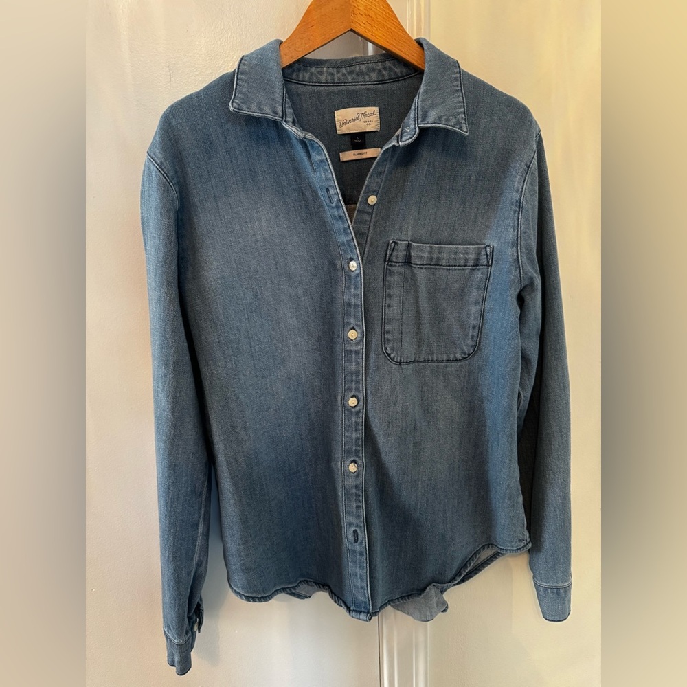 Universal Thread Women's Relaxed Fit Denim Button-Down Shirt, size Small